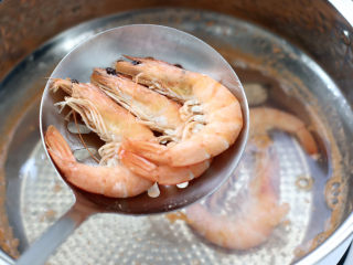 捞汁小海鲜,把虾也煮熟捞出。