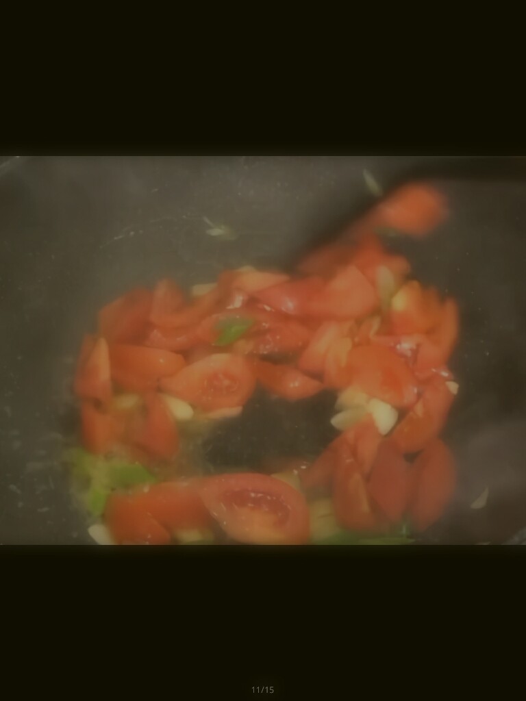西红柿炒土豆丝,锅中放油，倒入西红柿翻炒，翻炒出番茄汁。