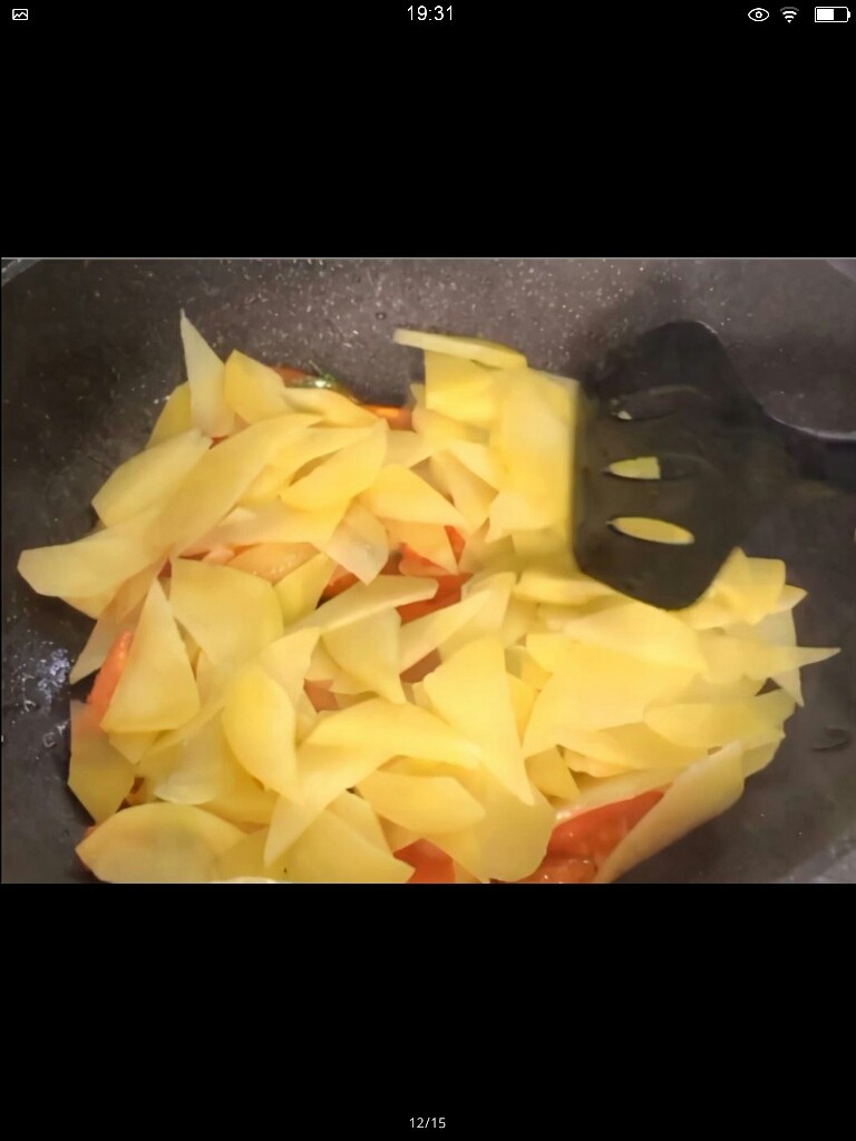 西红柿炒土豆丝,下入土豆片翻炒均匀。