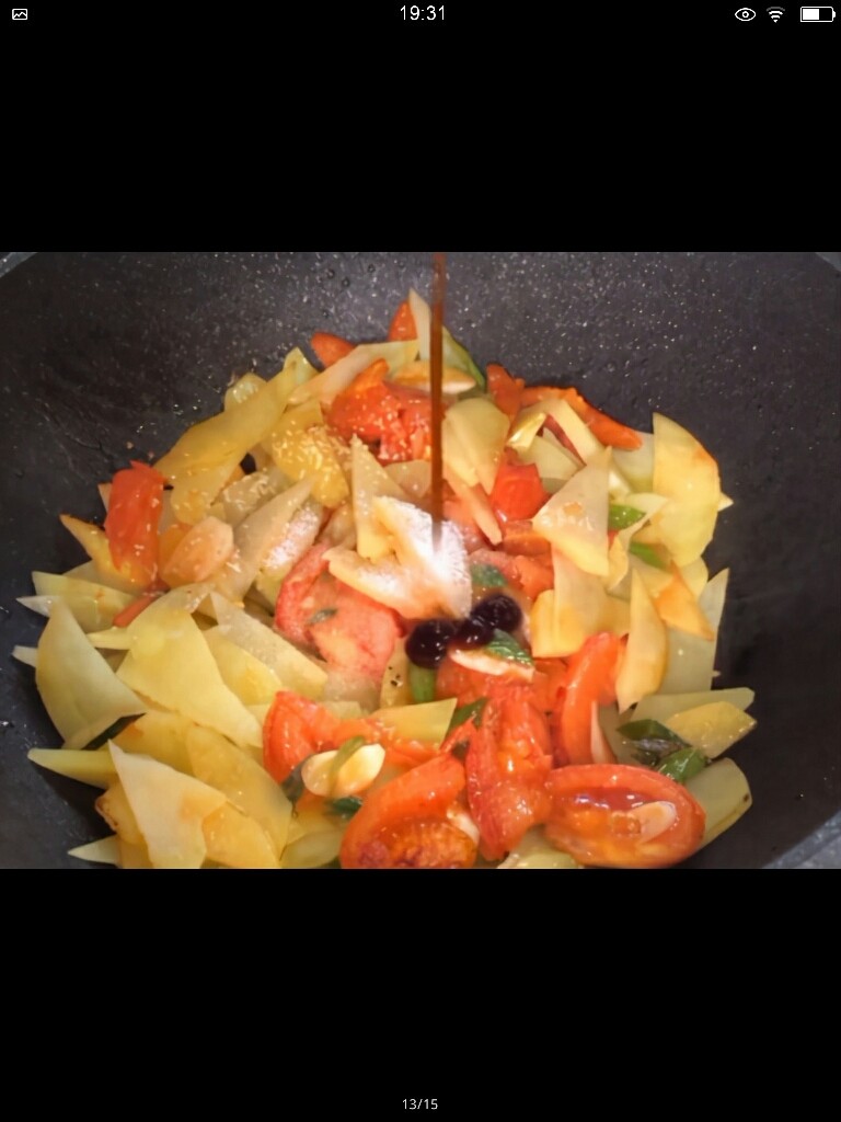 西红柿炒土豆丝,放入盐、鸡精、少许蚝油。继续翻炒。