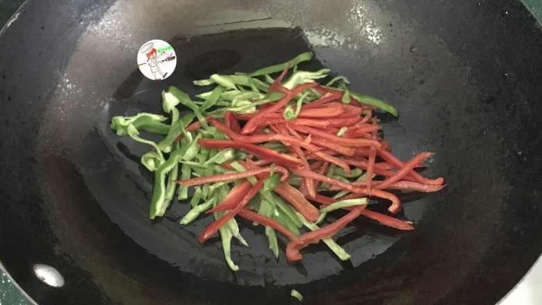 双椒豆干,炒锅烧热，倒入1勺食用油，把辣椒丝放进去