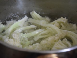 菜花炒肉片,菜花放入开水锅中焯水一分钟，捞出过冷水后沥水备用