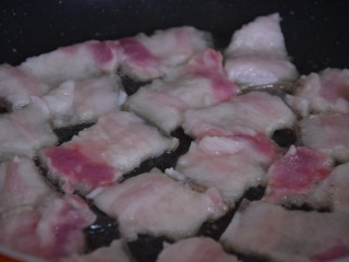 菜花炒肉片,热锅凉油，放入肉片煎至变色后盛出