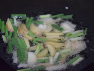 菜花炒肉片,锅内留油，放入葱姜蒜炒香