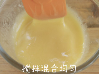 外酥内软|仙豆糕 ,加入玉米淀粉，低筋面粉，搅拌好揉成面团即可。