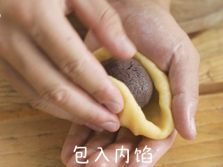 外酥内软|仙豆糕 ,将冷藏好的面团均匀的分成8份，包入内馅，揉成团。