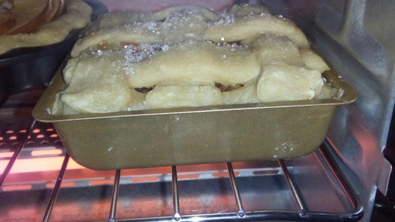 肉桂苹果派,烤箱180度预热十分钟，放入烤三十分钟。