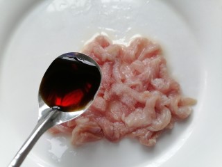 嫩南瓜炒肉丝,加入一勺生抽将肉腌制十五分钟