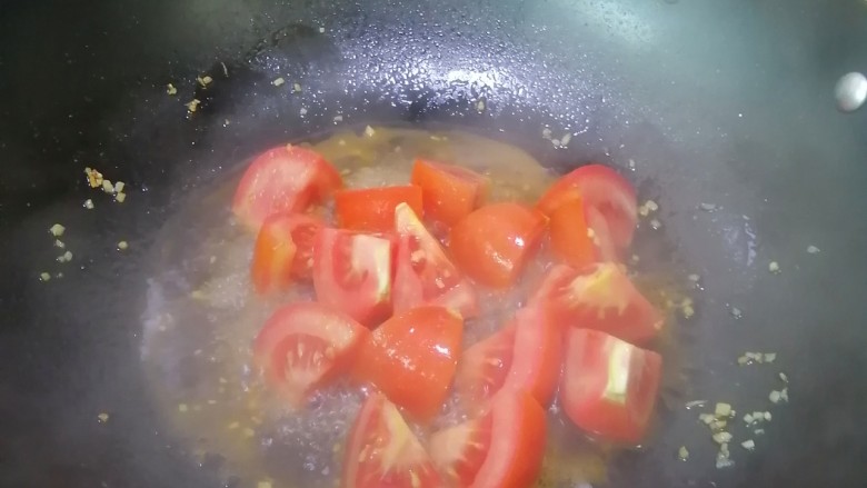 西红柿炒土豆丝,加入适量清水，煮至软