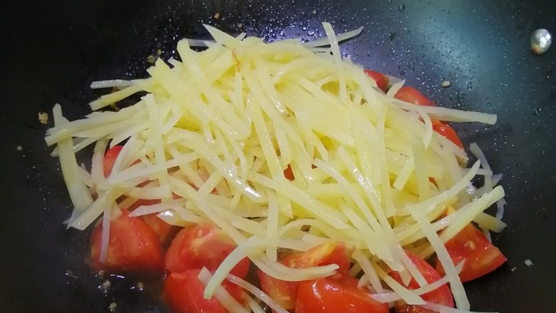 西红柿炒土豆丝,加入土豆丝