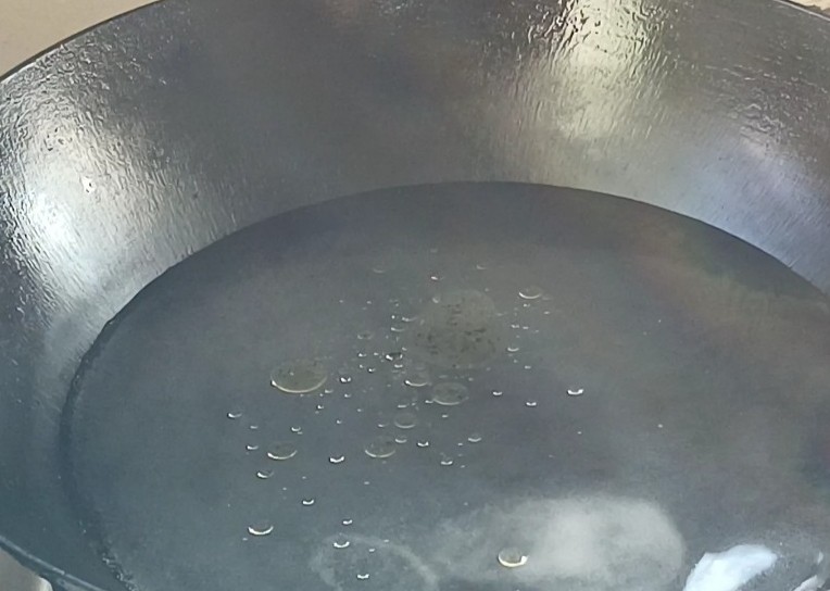 双椒豆干,起锅烧水，加少量油