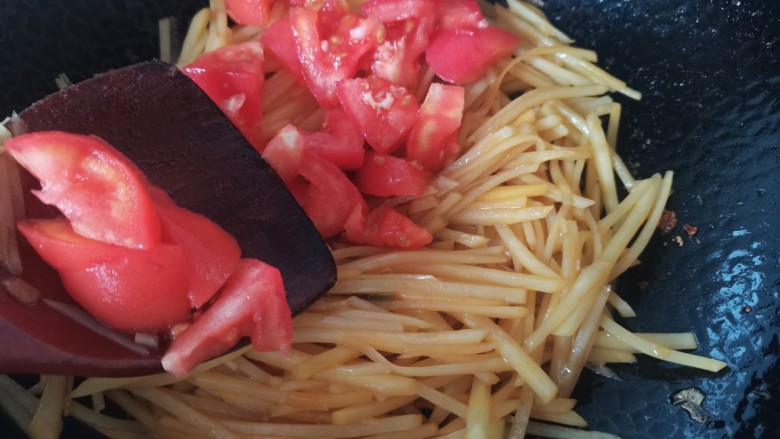 西红柿炒土豆丝,土豆丝炒至八分熟，放入西红柿