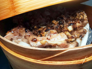 蒜蓉豆豉蒸排骨,大约蒸40分钟左右，试一下排骨的软烂程度即可取出，撒上小米椒