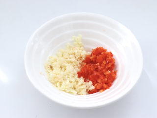 蒜香丝瓜银丝,大蒜末和红椒碎放入大碗里。