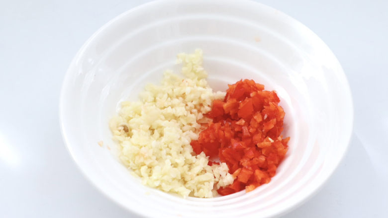 蒜香丝瓜银丝,大蒜末和红椒碎放入大碗里。