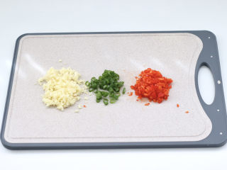 蒜香丝瓜银丝,大蒜去皮切碎，红椒去籽切块，葱叶切小圈。