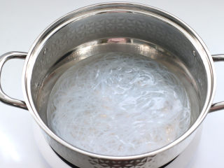 蒜香丝瓜银丝,粉丝放入锅中煮熟捞出沥干水分。
