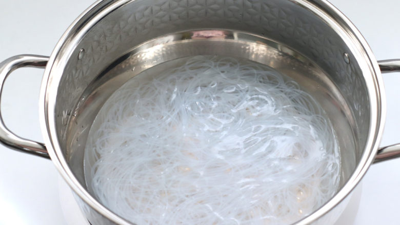 蒜香丝瓜银丝,粉丝放入锅中煮熟捞出沥干水分。