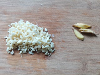 蒜蓉豆豉蒸排骨,蒜末，姜片