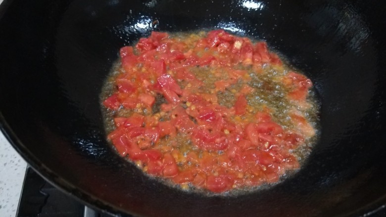 西红柿炒土豆丝,在倒入番茄炒出汁。