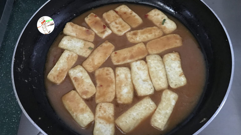 酸辣豆腐,这时把调好的酱汁倒入锅中，小火煮1分钟
