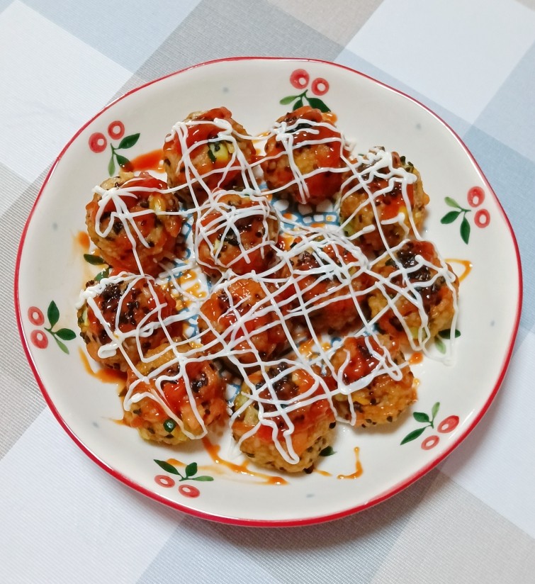 日式烤饭团,烤好的饭团装入盘中，不规则的挤入番茄酱和沙拉酱即可
