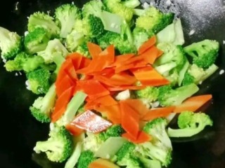 杂炒蔬菜,放入西兰花和胡萝卜翻炒