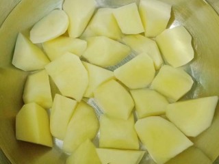 土豆香菇焖鸡,土豆去皮切块放入水中浸泡