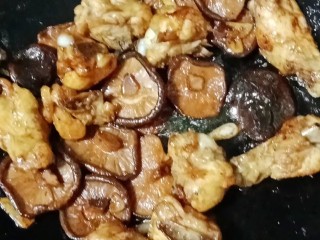 土豆香菇焖鸡,翻炒均匀