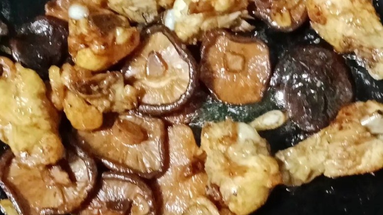 土豆香菇焖鸡,翻炒均匀