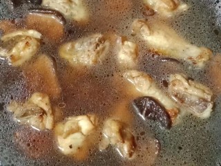 土豆香菇焖鸡,倒入适量清水，泡香菇的水一同倒进去，滚煮十分钟