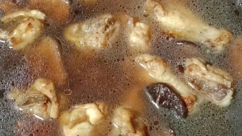 土豆香菇焖鸡,倒入适量清水，泡香菇的水一同倒进去，滚煮十分钟