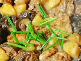 土豆香菇焖鸡,放入葱段即可出锅