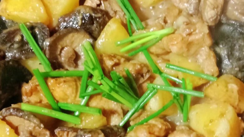 土豆香菇焖鸡,放入葱段即可出锅