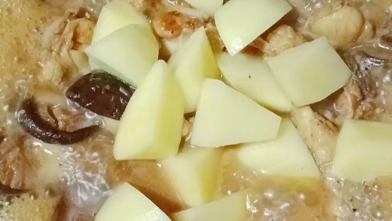土豆香菇焖鸡,再倒入土豆，煮至土豆软烂