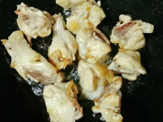 土豆香菇焖鸡,热锅下油，放入鸡腿煎至两面金黄 (鸡腿提前剁小块)
