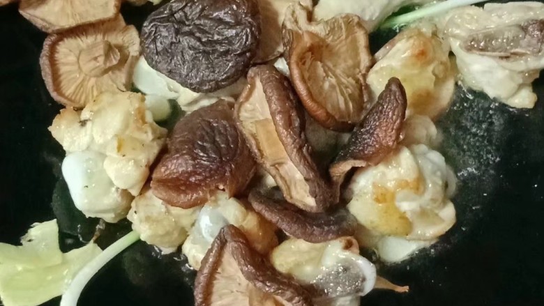 土豆香菇焖鸡,放入香菇翻炒