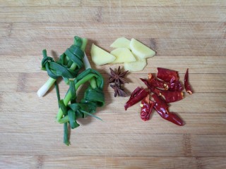 五花肉焖饭,准备好小葱、生姜、干红辣椒和八角。