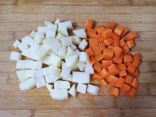 五花肉焖饭,土豆和胡萝卜分别去皮切成小块。