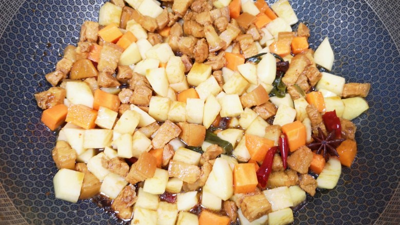五花肉焖饭,10分钟以后下入土豆和胡萝卜翻炒均匀。