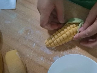 彩蔬玉米馒头,再把叶子蘸点水贴在玉米上