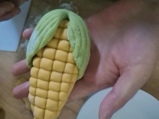 彩蔬玉米馒头,一个玉米馒头坯就做好了，二次发酵10分钟
