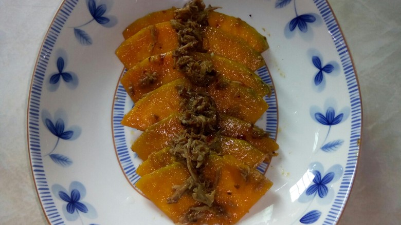 家常菜一南瓜炒姜鸭丝,盛入盘中。