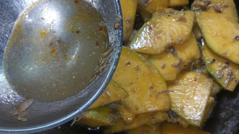家常菜一南瓜炒姜鸭丝,加少许水，加盖焖烧。