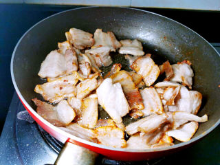 五花肉焖饭,用小火炒将肉片炒至金黄色(炒至金黄色，也是去腥转为香的方法）