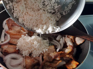 五花肉焖饭,大米加入锅中