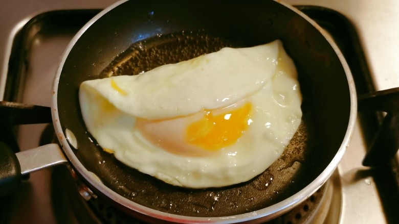 糖醋鸡蛋,稍稍定型后对折，翻面继续煎至两面金黄。