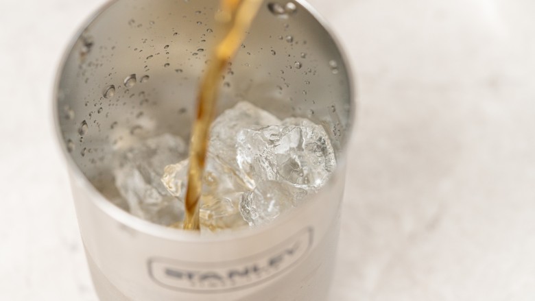 酸爽油柑冰冰杯,5、泡好的茶过冰加入零卡糖倒入保温杯中。