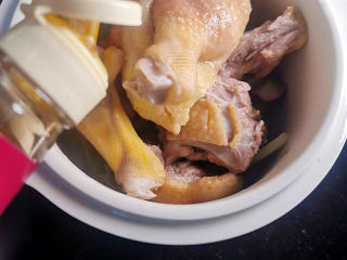 姜母鸭炖鲍鱼盅,葱姜放入炖盅，鸭肉放进来，加些料酒