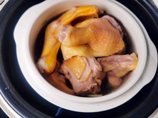 姜母鸭炖鲍鱼盅,加水浸过食材，上锅炖40分钟